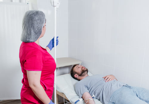 Медработник с капельницей и пациент