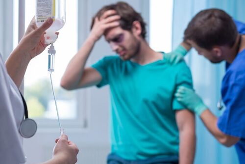 Пациент и два врача в больнице