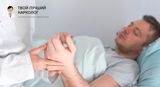 Врач держит руку спящего пациента