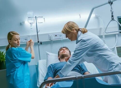 Два врача и пациент в реанимации